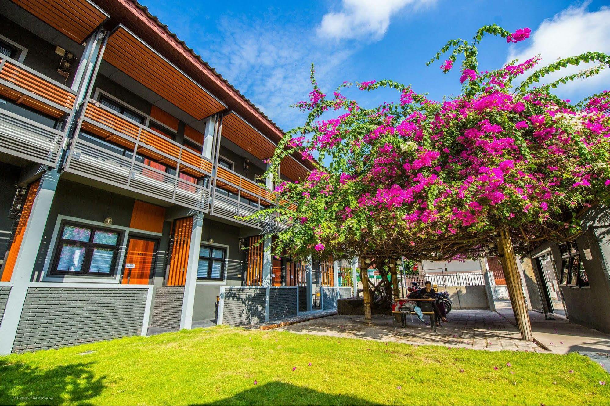Chiangmai Moli Inn (Adults Only) Chiang Mai Exteriör bild